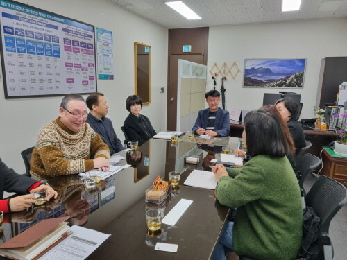 평택시지역아동센터협의회가 지난달 28일 평택시청에서 김대환 평택시 복지국장과 간담회를 진행하고 있다. 사진=평택시 제공