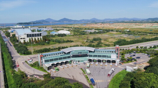 수도권 지자체에서 생활폐기물을 실은 반입차량들이 수도권매립지 통합계량대를 통과하고 있다. 사진=수도권매립지관리공사 제공