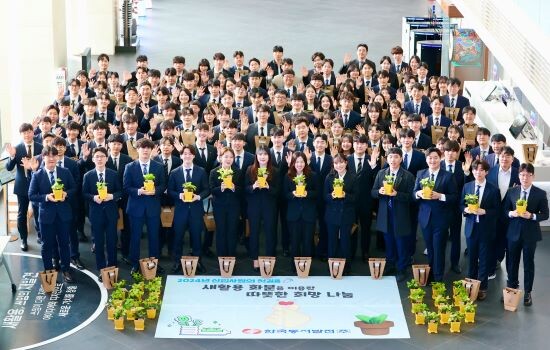 한국동서발전(주) 신입생 친환경적 화분 전달식. 사진=동서발전 제공