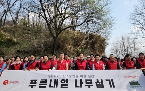 지난 5일 서울 마포구 상암동 노을공원에서 진행된 ‘푸른내일 나무심기’ 행사에서 롯데렌탈 최진환 대표이사 사장(가운데) 롯데 임직원 일동이 기념촬영을 하고 있다. 사진=롯데렌탈 제공