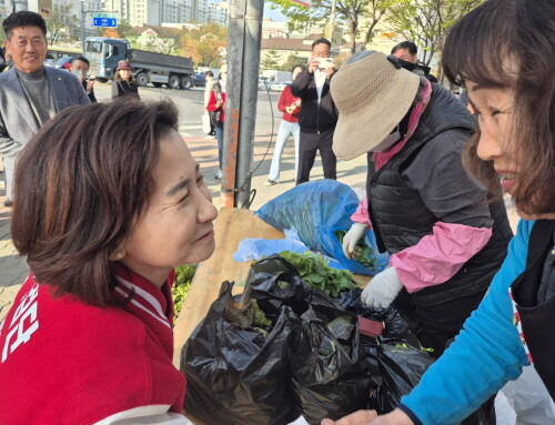 이행숙 국민의힘 인천(서구병) 후보가 9일 아침 완정사거리 유세에서 주민과 악수하고 있다. 사진=이행숙 선거캠프 제공