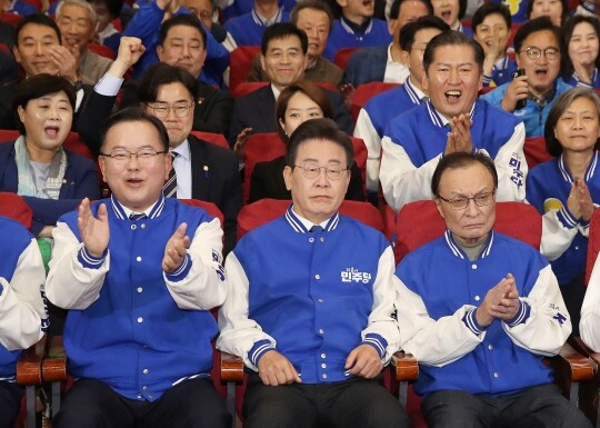 이재명 더불어민주당 대표, 이해찬·김부겸 상임공동선거대책위원장 등 당 지도부가 10일 오후 서울 여의도 국회 의원회관에 마련된 제22대 국회의원선거(총선) 민주당 개표 상황실에서 방송사 출구조사 결과를 지켜보며 환호하고 있다. 사진=박은숙 기자