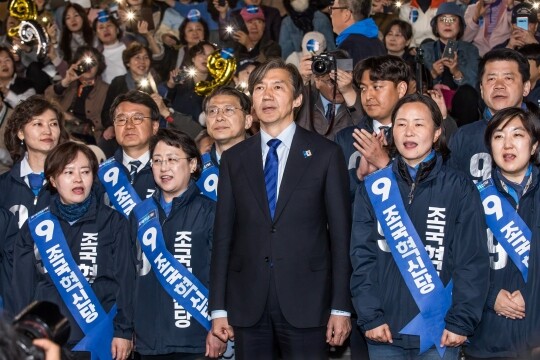 조국 조국혁신당 대표가 4월 9일 오후 서울 종로구 세종문화회관 앞에서 ‘검찰독재 조기종식, 서울시민과 함께’ 기자회견에서 비례대표 후보들과 기념촬영을 하고 있다. 사진=최준필 기자