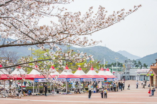 렛츠런파크 부산경남 더비광장 모습. 사진=한국마사회 제공