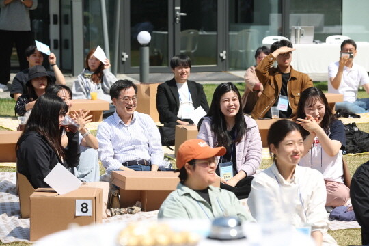 청년공동체 출범식 “경기청년 커넥트 in 도담”행사에서 김동연 경기도지사가 청년들과 함께 공동체 미션 ‘경기청년공동체, 있다! 잇다!’ 에 참여하고 있다. 사진=경기도 제공