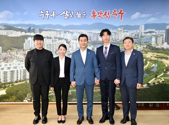 김영길 중구청장과 갓브라스유 임원진의 기념촬영 모습. 사진=중구청 제공