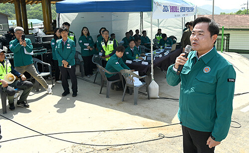 지난 19일 김학홍 행정부지사가 문경시 산북면 가좌리마을에서 재난대응 실천형 주민대피 훈련과 교육을 실시하고 있다. 사진=경북도 제공
