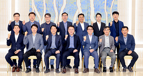 포항제철소 천시열 소장이 22일 포항소 명장들과 취임 후 첫 간담회 갖고 기념촬영을 하며 파이팅을 외치고 있다. 사진=포항제철소 제공