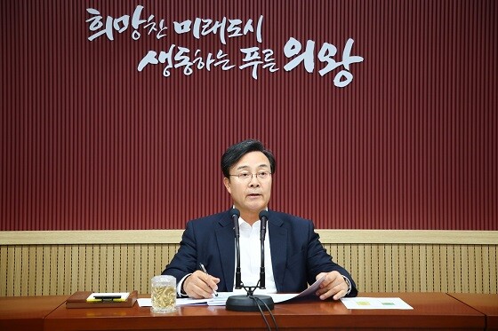 김성제 의왕시장이 23일 시청 중회의실에서 2024년 1분기 공약사업 추진상황 보고회를 갖고 있다. 사진=의왕시 제공