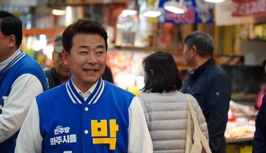박정 더불어민주당 의원이 4월 16일 경기 파주 금촌통일시장을 찾아 제22대 국회의원 선거 당선 감사 인사를 하고 있다. 사진=박정 의원 페이스북