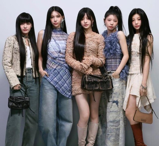 르세라핌과 마찬가지로 하이브가 제작에 관여한 것으로 알려진 빌리프랩 소속 신인 걸그룹 아일릿은 콘셉트 이미지부터 데뷔 전 패션 행사 참석까지 뉴진스의 행보를 그대로 카피했다는 게 민희진 대표의 주장이다. 사진=아크네 스튜디오 제공