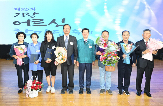 정종복 기장군수(가운데)가 기장어르신 한마당 축제에서 유공자 표창을 수여하고 기념촬영을 하고 있다. 사진=기장군 제공