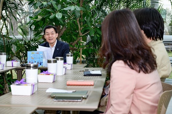 이재준 수원특례시장이 8일 민원을 응대하는 젊은 공무원들을 만나 고충을 듣고 있다. 사진=수원특례시 제공