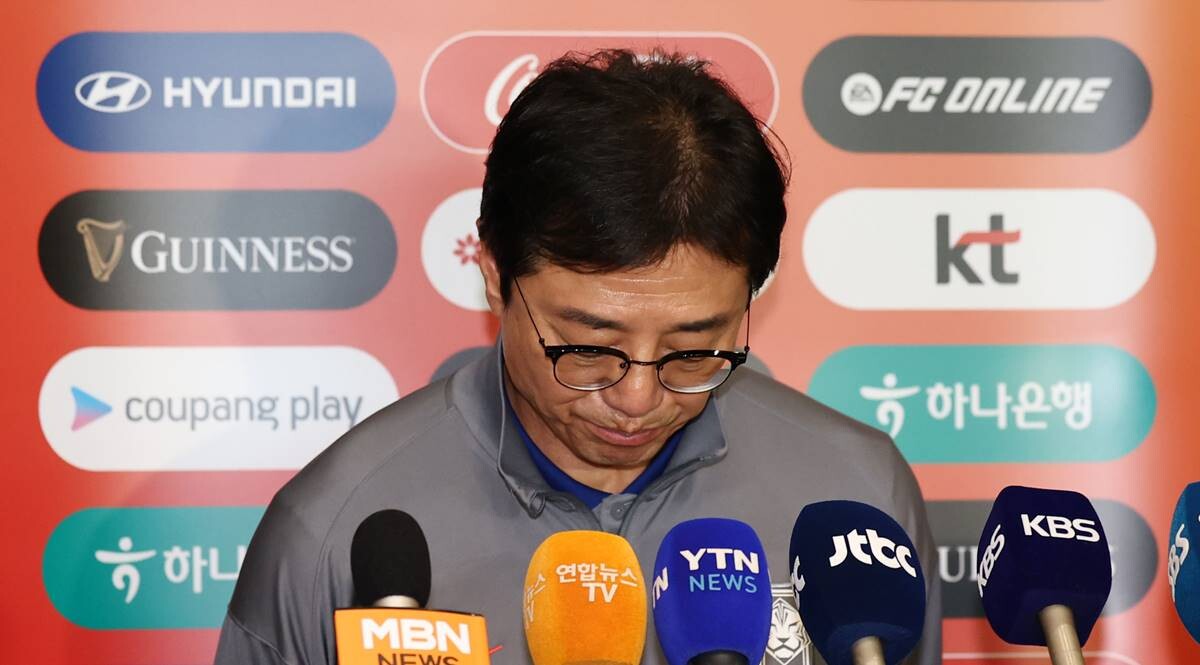 10회 연속 올림픽 본선 진출이라는 목표 달성에 실패한 한국 23세 이하(U-23) 남자 축구대표팀의 황선홍 감독이 27일 인천국제공항 제1여객터미널로 귀국한 뒤 인터뷰를 준비하며 고개를 숙이고 있다. 사진=연합뉴스