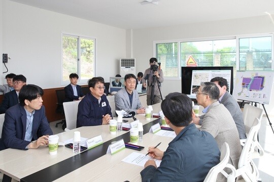 박상우 국토교통부 장관이 27일 경기도 용인시 첨단시스템 반도체 국가산업단지 후보지를 찾았다. 사진=국토교통부 제공