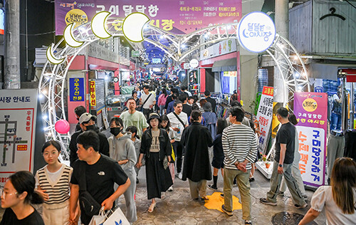 지난 26일 개막한 '달달한 낭만 야시장'에 시민과 관광객들로 연일 북적이고 있다. 사진=구미시 제공