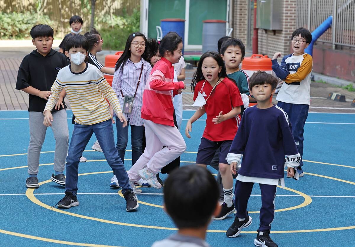 서울 시내 한 초등학교에서 학생들이 야외 체육 활동을 하고 있다. 사진=연합뉴스