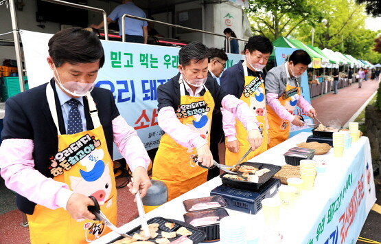 우리 돼지 한돈 소비촉진 행사 모습. 사진=경남농협 제공