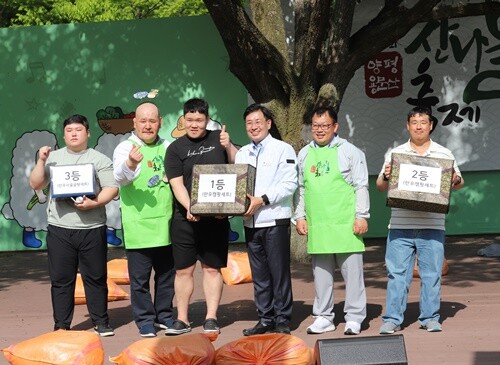 양평축협에서 진행한 산나물 천하장사 남자부 수상자들이 전진선 군수와 양평축협 정규성 조합장, 양평군 홍보대사인 노지심 프로 레슬러와 기념촬영을 하고 있다. 사진=김현술 기자