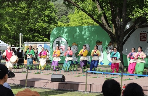 제14회 양평 용문산 산나물 축제에서 양평산나물노래 등 전통토속민요를 시연하고 있는 양평민요보존회(회장 신필호). 사진=김현술 기자