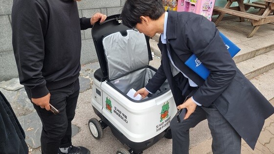 용인특례시가 선보인 자율주행로봇을 활용한 책 배달 서비스. 사진=용인특례시 제공