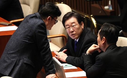 지난 1월 25일 국회에서 열린 본회의에서 더불어민주당 이재명 대표와 홍익표 원내대표, 정청래 최고위원이 대화를 나누고 있다. 사진=박은숙 기자