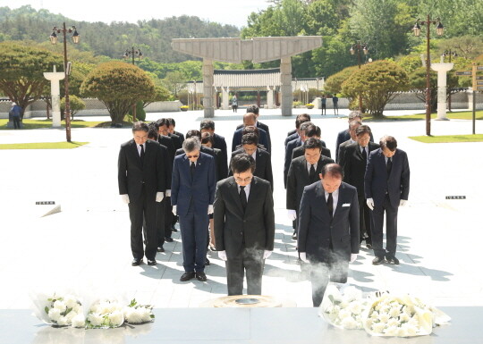 김동연 경기도지사가 3일 국립5·18민주묘지에서 오병권·오후석·김현곤 부지사를 비롯한 경기도 공공기관장 등과 함께 헌화·분향 후 묵념하고 있다. 사진=경기도 제공