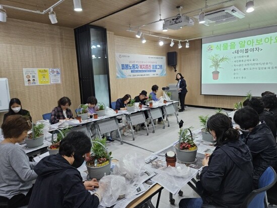 돌봄노동자 지원사업 장면. 사진= 김해시 제공