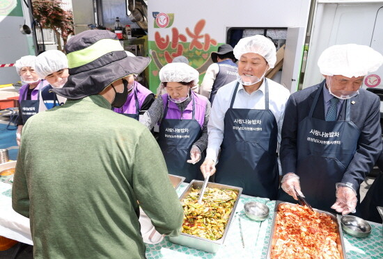 ‘온기나눔 밥차, 따뜻한 밥 한상’ 행사 장면. 사진=경남도 젲공