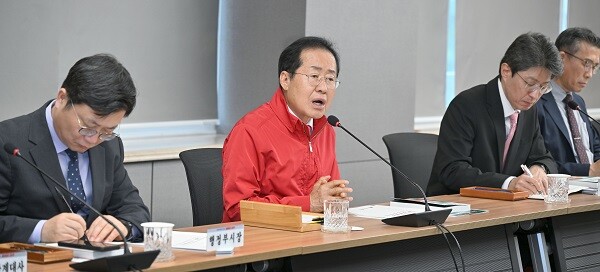 7일 대구 시청 산격청사에서 열린 간부회의에서 홍준표 시장이 발언을 하고 있다. 사진=대구시 제공