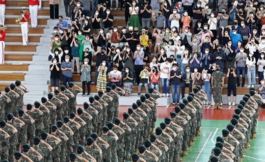 충남 논산 육군훈련소에서 2022년 6월 29일 열린 신병 수료식에서 훈련병이 가족에게 경례하는 모습으로 기사의 특정 내용과 관련없다. 사진=연합뉴스