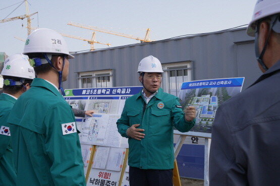 하윤수 교육감의 에코델타시티 학교 공사 현장 시찰 모습. 사진=부산시교육청 제공