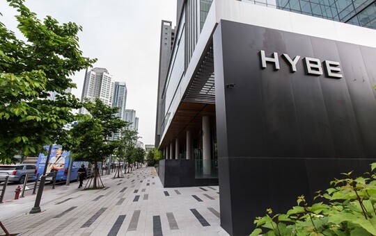 산하 레이블 어도어(ADOR)의 경영권을 두고 경영진과 연일 갈등을 빚고 있는 연예기획사 하이브(HYBE)가 이번엔 어도어 소속 여성 직원을 심야에 불법 감사했다는 폭로가 나왔다. 사진=최준필 기자