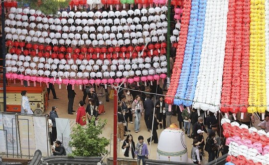 불기 2568년 부처님오신날인 15일 오전 서울 종로구 조계사를 많은 시민들이 찾고 있다. 사진=박정훈 기자