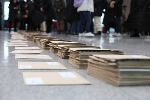 홍콩H지수 ELS 피해자 모임 관계자들이 지난 1월 30일 오전 서울 여의도 국회 소통관에서 국회의원들에게 보낼 탄원서를 정리하고 있다. 사진=박은숙 기자