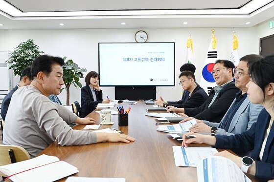 김동근 시장이 시장실에서 제8차 교통정책 전략회의를 주재하고 있다. 사진=의정부시 제공