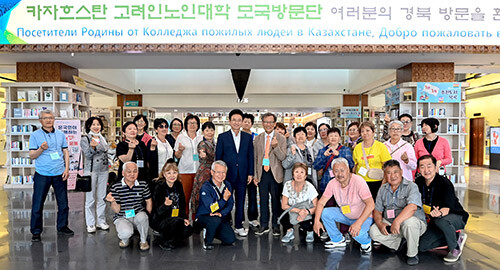 16일 경북도를 방문한 '카자흐스탄 고려인노인대학 모국 방문단'이 이철우 지사와 기념촬영를 하고 있다. 사진=경북도 제공