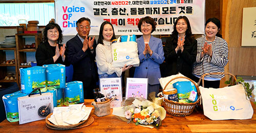 경북농업기술원이 출생 100일을 맞은 자녀를 둔 직원에게 백돌이 복(福, Voice of Child)주머니 전달식을 갖고 있다. 사진=경북농기원 제공