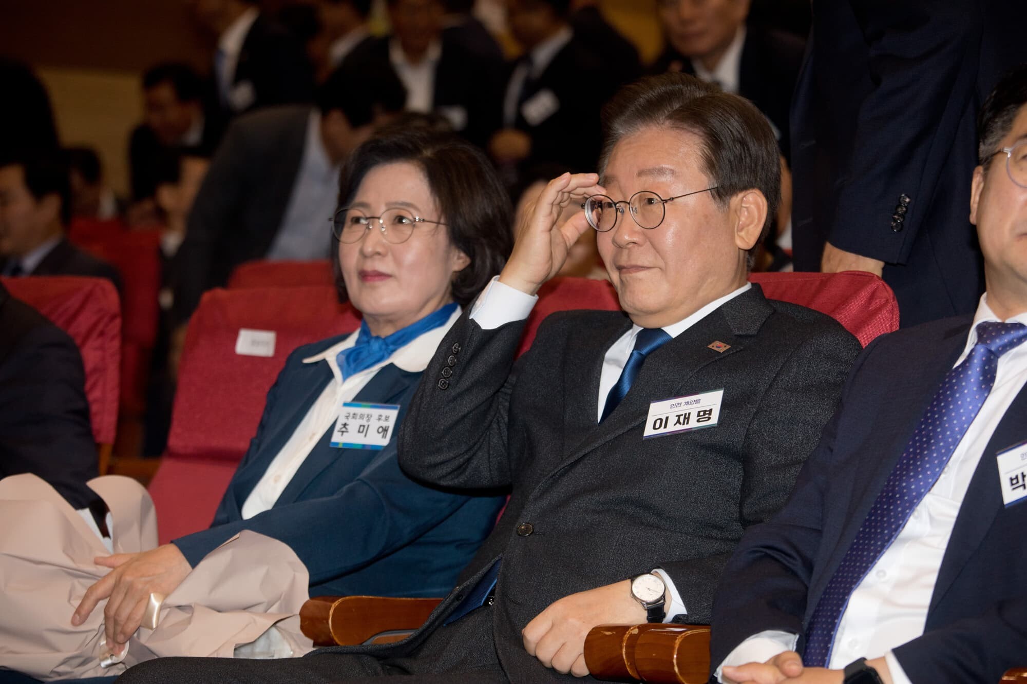 나란히 앉아 있는 추미애 당선인과 이재명 민주당 대표. 사진=이종현 기자