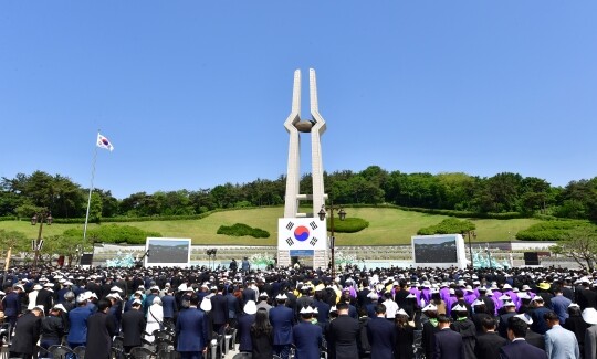 18일 오전 광주 북구 운정동 국립 5·18민주묘지에서 제44주년 5·18 기념식이 엄수되고 있다. 사진=연합뉴스