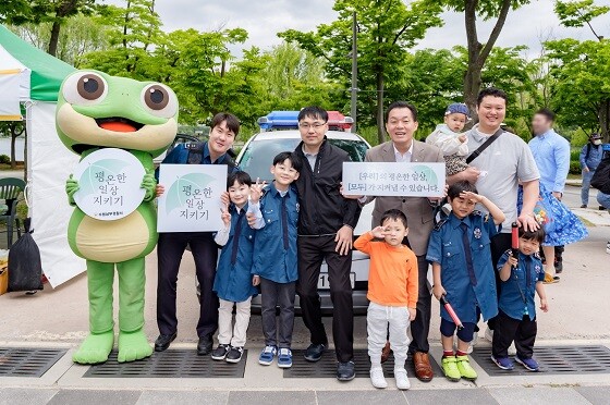 이재준 수원시장이 5월 11일 광교호수공원에서 열린 2024 수원시새빛가족축제에 참가한 가족들과 함께 기념촬영을 하고 있다. 사진=수원시 제공