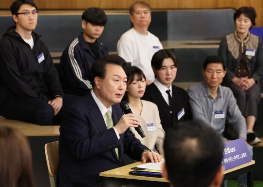 윤석열 대통령이 14일 서울 중구 서울고용복지플러스센터에서 열린 스물다섯 번째 '국민과 함께하는 민생토론회'에서 모두발언을 하고 있다. 사진=연합뉴스