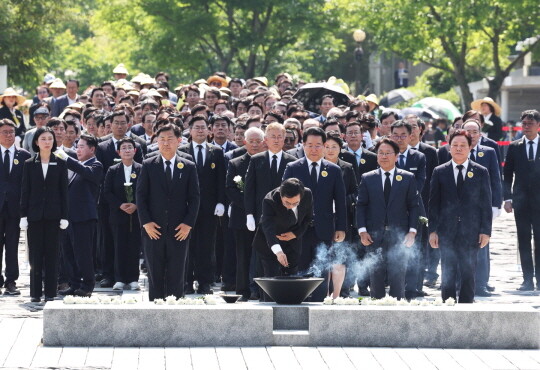 김동연 경기도지사가 23일 오후 경남 김해 봉하마을에서 열린 고(故) 노무현 전 대통령 15주기 추도식에서 노 전 대통령의 묘역에 분향하고 있다. 사진=경기도 제공