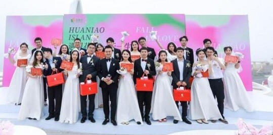 소개팅 앱 친칭롄을 통해 만난 커플들의 합동결혼식 장면. 사진=뉴스 캡처