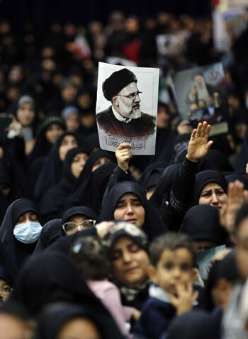 5월 21일 테헤란의 모살라 모스크에서 열린 에브라힘 라이시 대통령의 장례식. 한 시민이 라이시 대통령 사진을 들고 애도하고 있다. 사진=EPA/연합뉴스