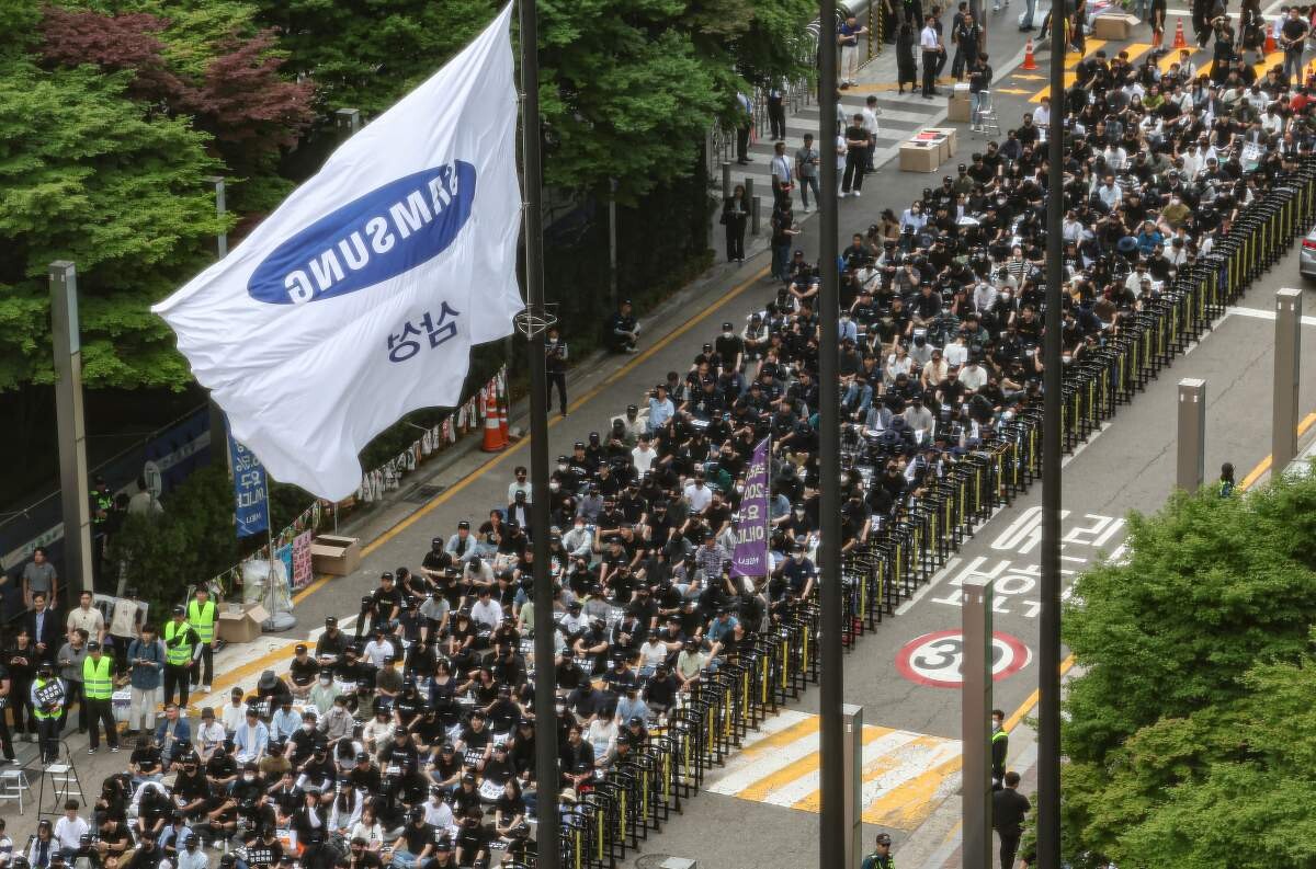 삼성전자 노동조합 조합원들이 24일 오후 서울 서초구 삼성전자 사옥 앞에서 노동조합과의 교섭을 촉구하며 문화 행사를 열고 있다. 사진=연합뉴스