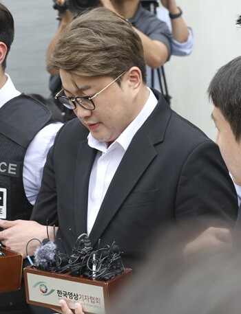 음주운전 뺑소니 혐의를 받는 가수 김호중이 24일 오후 서울중앙지방법원에서 열린 구속 전 피의자 심문(영장실질심사)을 마친 뒤 호송차로 향하고 있다. 사진=박정훈 기자