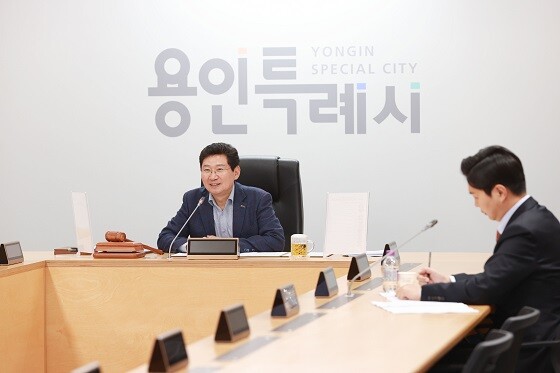 전국대도시시장협의회장인 이상일 용인특례시장이 용인시청 영상회의실에서 전국대도시시장협의회 소속 시장들과 화상회의를 하고 있다. 사진=용인특례시 제공