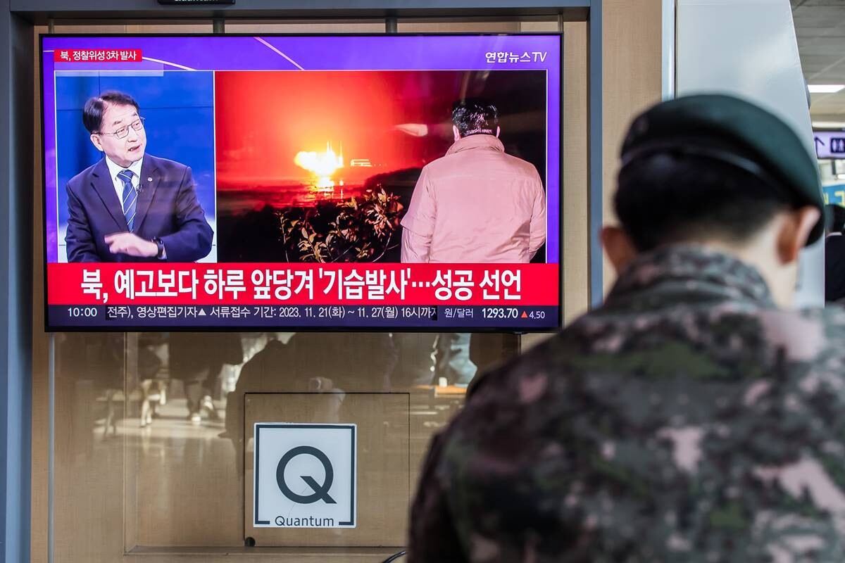 지난해 11월 22일 오전 서울역에서 시민들이 북한의 3차 군사정찰위성발사 관련 뉴스를 시청하고 있다. 사진=최준필 기자