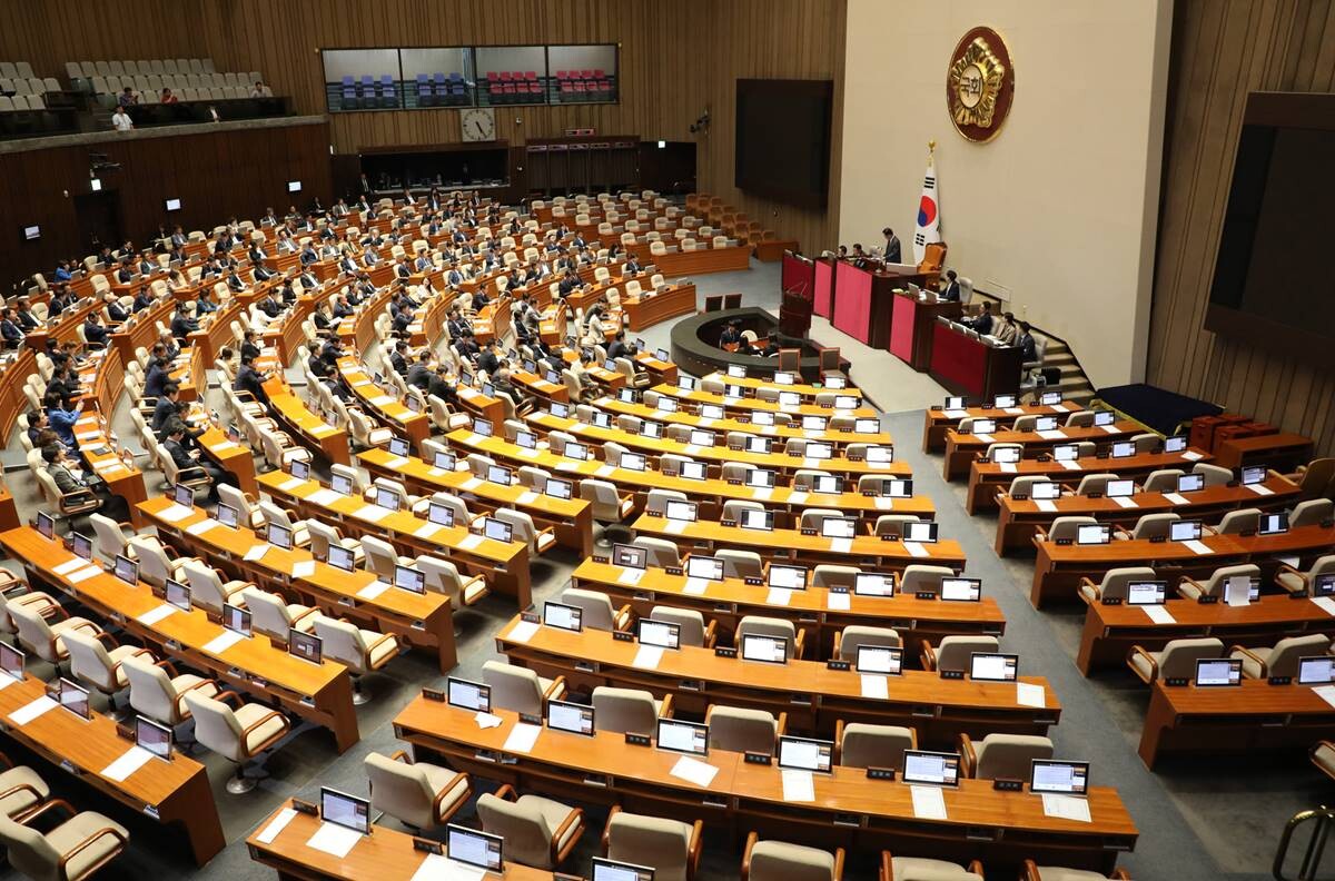 김진표 국회의장이 28일 오후 서울 여의도 국회에서 열린 본회의에서 민주유공자예우에관한법률(민주유공자법) 등 7개 법안 본회의 부의 안건에 대해 가결을 선포하고 있다. 사진=박은숙 기자